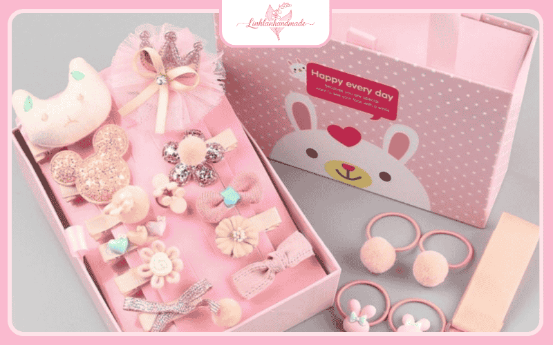 ảnh bìa set quà tặng thôi nôi bé gái